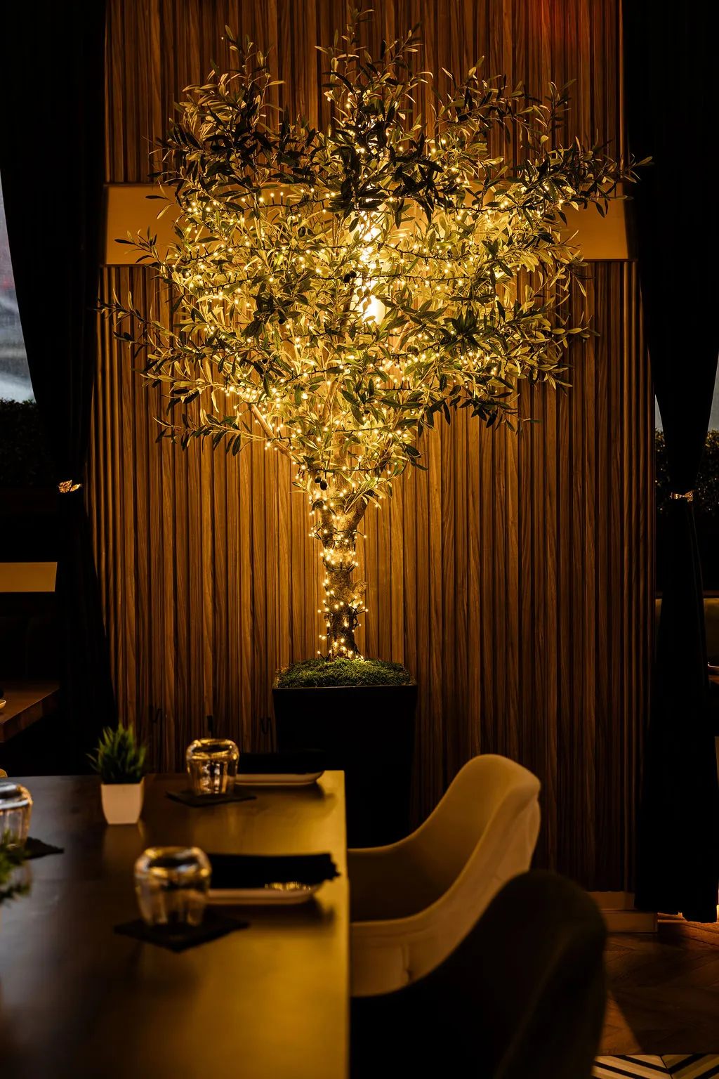restaurants near roy thomson hall Img